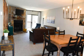 Cozy Mountain Getaway! Mountain views! 2 bed, 2 bath, Sleeps 6 Gatlinburg